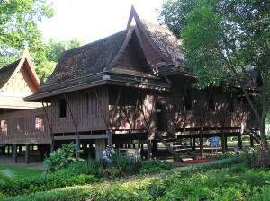 Wohnhaus einer wohlhabenden Familie in Thailand - Quelle: Wikimedia Commons (Creative Commons Lizenz)