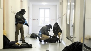 Polizei bei Amokübung in einer Schule - Quelle: www.ndr.de - Foto: dpa / picture alliance