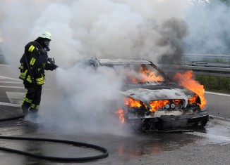 Auto brennt auf der Autobahn aus - Quelle: Einsatzfoto.net - Foto: Thomas Heckmann