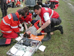 Sanitätsdienst bei der Versorgung eines Verletzten