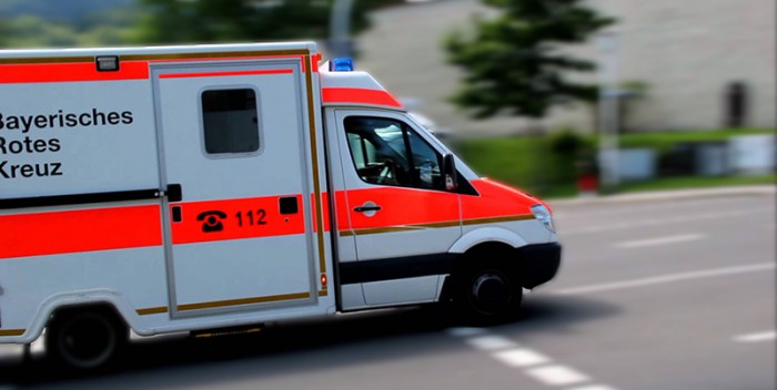 Rettungswagen (RTW) des Bayerischen Roten Kreuzes (BRK) im Einsatz - Quelle: YouTube