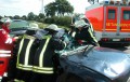 Rettungsdienst, Notarzt und Feuerwehr im Einsatz bei einem schweren Verkehrsunfall