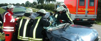 Rettungsdienst, Notarzt und Feuerwehr im Einsatz bei einem schweren Verkehrsunfall